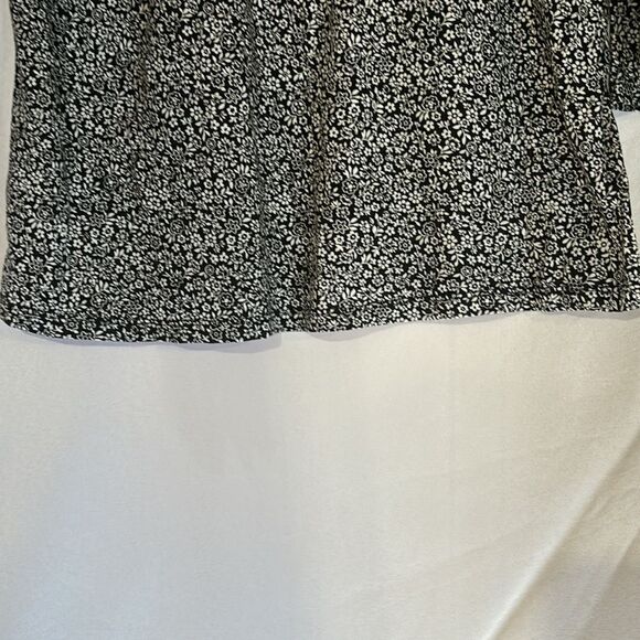 MICHAEL Michael Kors Black & White Flower w/ Bell Sleeves top Size Medium - Picture 5 of 9